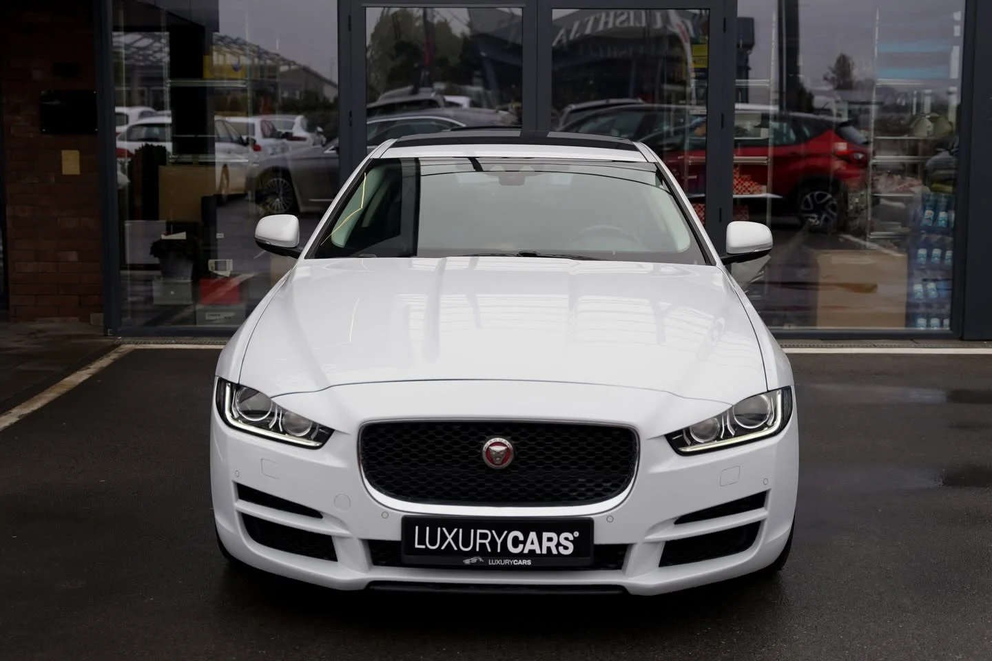 Jaguar XE, foto 1 nga 10